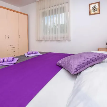 아파트 Aurel Suites- Classic Two Bedroom With Balcony 로고즈니차
