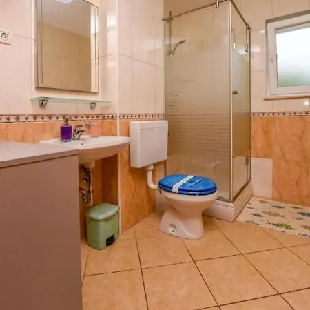 Aurel Suites- Classic Two Bedroom With Balcony * 로고즈니차