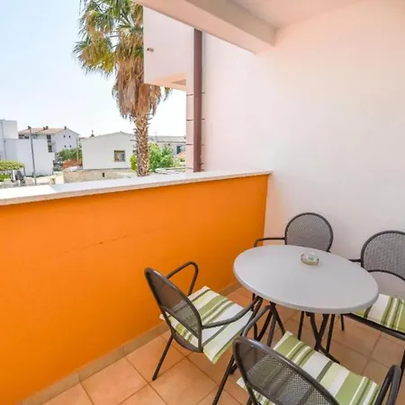 아파트 Aurel Suites- Classic Two Bedroom With Balcony 로고즈니차